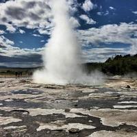 una vista de un géiser en islandia foto