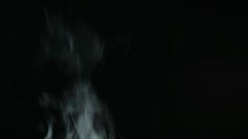 witte rook, mist, nevel, damp op een zwarte achtergrond. 4k beeldmateriaal. video