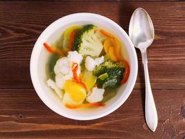 Sopa vegetariana dietética brillante con coliflor, brócoli y foto