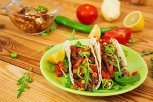 tacos mexicanos con carne de res en salsa de tomate foto