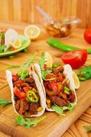 tacos mexicanos con carne de res en salsa de tomate foto