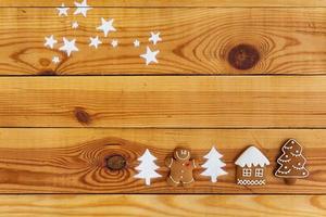 Galletas de jengibre de Navidad sobre fondo de madera foto