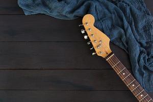 guitarra eléctrica sobre fondo oscuro foto