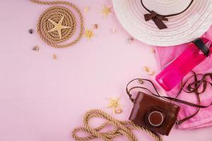 concepto de vacaciones. coloridos accesorios de vacaciones femeninos. puesta plana de verano. vista superior