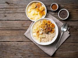 tazón grande de avena sabrosa y saludable con manzana para el desayuno, la comida de la mañana. foto