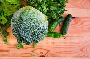 col rizada con pimienta y verduras sobre fondo de madera foto