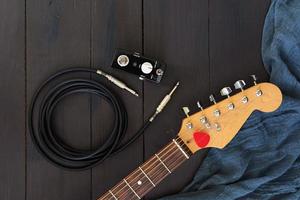 guitarra eléctrica sobre fondo oscuro foto