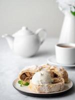 strudel de manzana con helado y canela. pastel horneado y té, delicioso postre foto