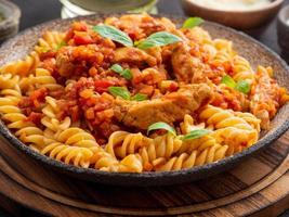 pasta boloñesa. fusilli con salsa de tomate, carne picada molida foto