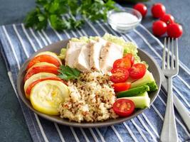 Almuerzo de tazón de buda vegetal saludable con pavo, verduras y foto