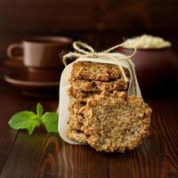 galletas de avena caseras con plátano, avena, nueces, huevos y harina sin harina en una mesa de madera oscura marrón foto