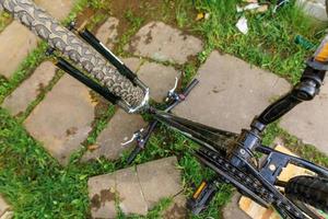 Mecánico de espera de bicicletas para reparación en taller de reparación de bicicletas, al aire libre. rueda de bicicleta de cerca lista para examinar, corrige el sistema de transmisión de ciclo moderno. mantenimiento de bicicletas, concepto de tienda deportiva. foto