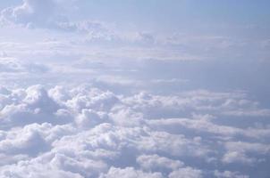 hermoso cielo nublado desde el fondo de la vista aérea. vista de avión por encima de las nubes. cielo y textura de nubes. foto