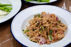 cerdo picado picante, menú de comida casera y callejera de tailandia. llamado larb moo. tiene un sabor agrio, salado y picante. foto