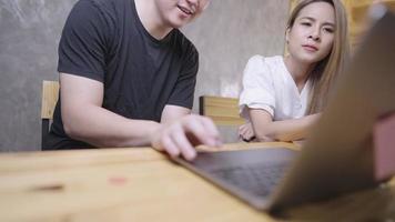 gruppenprojektarbeitsdiskussion brainstorming mit drahtlosem computer-laptop zu hause studio büroarbeitsplatz, junge freiberufler treffen sich während der bürostunde, teamwork-meeting zur lösung von problemen video