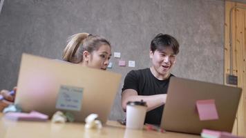 un employé de bureau à domicile recevant une bonne nouvelle en ligne, un travail d'équipe à cinq mains, une victoire à la loterie en ligne, une entreprise prospère, une salle de décoration de loft, une table de travail très occupée, une femme mari reçoit de bonnes nouvelles video