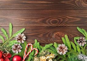 navidad y feliz año nuevo fondo marrón oscuro. vista superior, espacio de copia, mesa rústica de madera foto