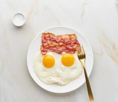 omelet with bacon top view foodmap ketogenic diet, pork background photo