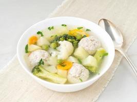 plato de sopa, una taza de caldo y verduras, albóndigas de pavo y pollo, vista superior