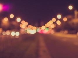 luces de la ciudad nocturna, bokeh de la luz de los faros de los coches, carreteras, luces foto