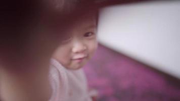 adorable niña asiática sonriendo persiguiendo la cámara, sensación de ensueño, primer paso del niño pequeño, habilidades de aprendizaje de los niños, edad de aprendizaje del desarrollo de la niña pequeña, inocencia pura niña asiática video