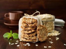 galletas de avena caseras con plátano, avena, nueces, huevos y harina sin harina en una mesa de madera oscura marrón foto