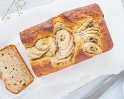 pan de banana. pastel con plátano. vista superior. el desayuno de la mañana sobre un fondo gris claro foto