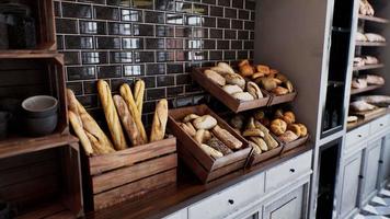 pan fresco en los estantes de la panadería