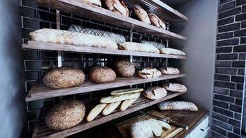 frisches Brot in den Regalen der Bäckerei video