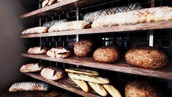 pan fresco en los estantes de la panadería video