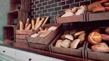 vers brood op planken in bakkerij video