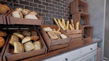 pão fresco nas prateleiras da padaria