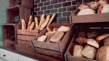 frisches Brot in den Regalen der Bäckerei video