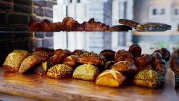 frisches Brot in den Regalen der Bäckerei