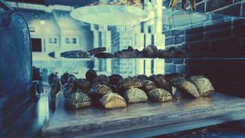 frisches Brot in den Regalen der Bäckerei video