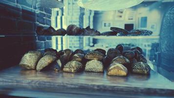 vers brood op planken in bakkerij video