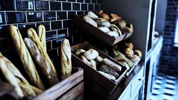 pão fresco nas prateleiras da padaria
