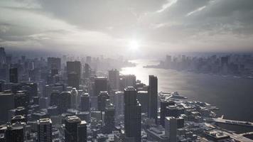 Skyline Luftaufnahme bei Sonnenuntergang mit Wolkenkratzern video