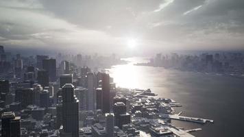 Skyline Luftaufnahme bei Sonnenuntergang mit Wolkenkratzern video