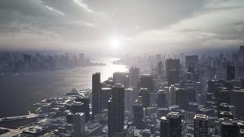 Skyline Luftaufnahme bei Sonnenuntergang mit Wolkenkratzern video