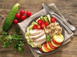 Almuerzo de tazón de buda vegetal saludable con pavo, verduras y foto