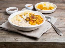 tazón grande de avena sabrosa y saludable con manzana para el desayuno, la comida de la mañana. foto