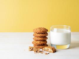 galletas de avena con chocolate y leche foto