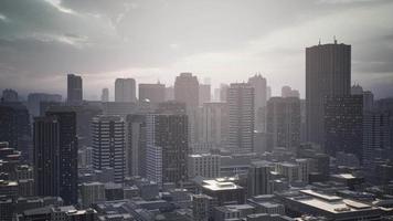 skyline luchtfoto bij zonsondergang met wolkenkrabbers video