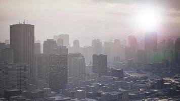 skyline luchtfoto bij zonsondergang met wolkenkrabbers video