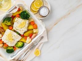 bacalao de pescado al horno con verduras - dieta saludable comida saludable. luz foto
