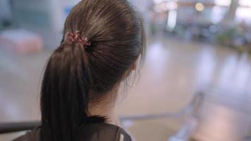 jovem mulher asiática usa máscara facial para se proteger de doenças infecciosas enquanto viaja em uma viagem de visita, novo estilo de vida normal do vírus corona no transporte público, descendo a escada rolante video