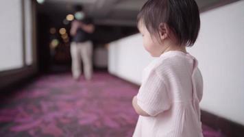 niña pequeña asiática feliz caminando hacia papá, calidez de unión familiar, práctica de caminata de primer paso para niños pequeños, mejora de las habilidades de aprendizaje de los niños, cuidado del amor por los niños, edad humana inocente video