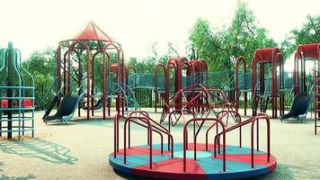 leerer Spielplatz im Park video