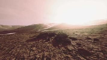 lever du soleil dans un désert rocheux avec des ombres projetées par les collines video